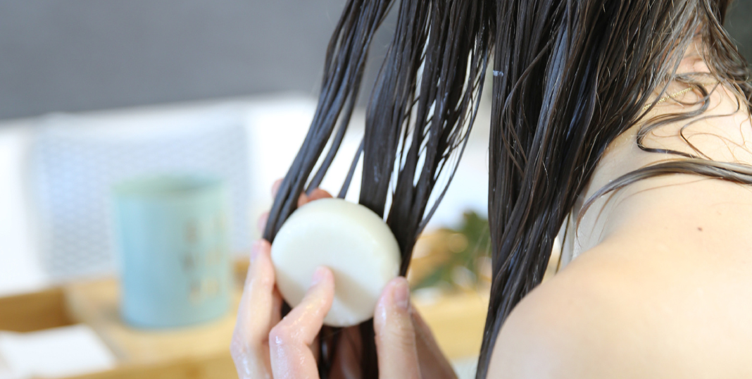 Application d'un après-shampoing solide