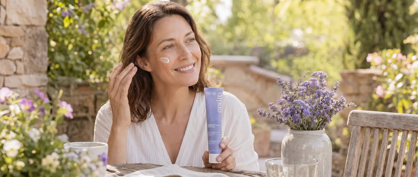 Femme appliquant la routine anti-âge Endro